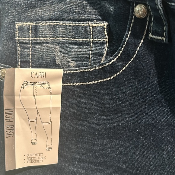 NWT Oak & Vine Denim Capris with jeweled back pockets, comfort fit and stretch. - Picture 3 of 11